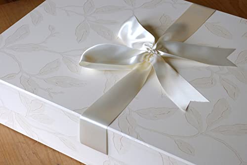 Wedding Dress Box Company Caja DE Almacenamiento para Vestido DE Boda 'DISEÑO Fleur' (Classic 75 x 50 x 15 cm) Material con un pH Neutro Incluye Papel de Seda Libre de ácido. En Stock. Fleur